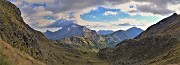 69 Vista panoramica dal Passo di Mezzeno sul vallone di discesa sul sent. 215 e verso Corno Branchino-Corna Piana-Arera